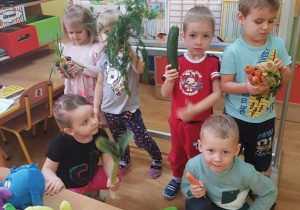 Dzieci prezentują wybrane przez siebie warzywa.